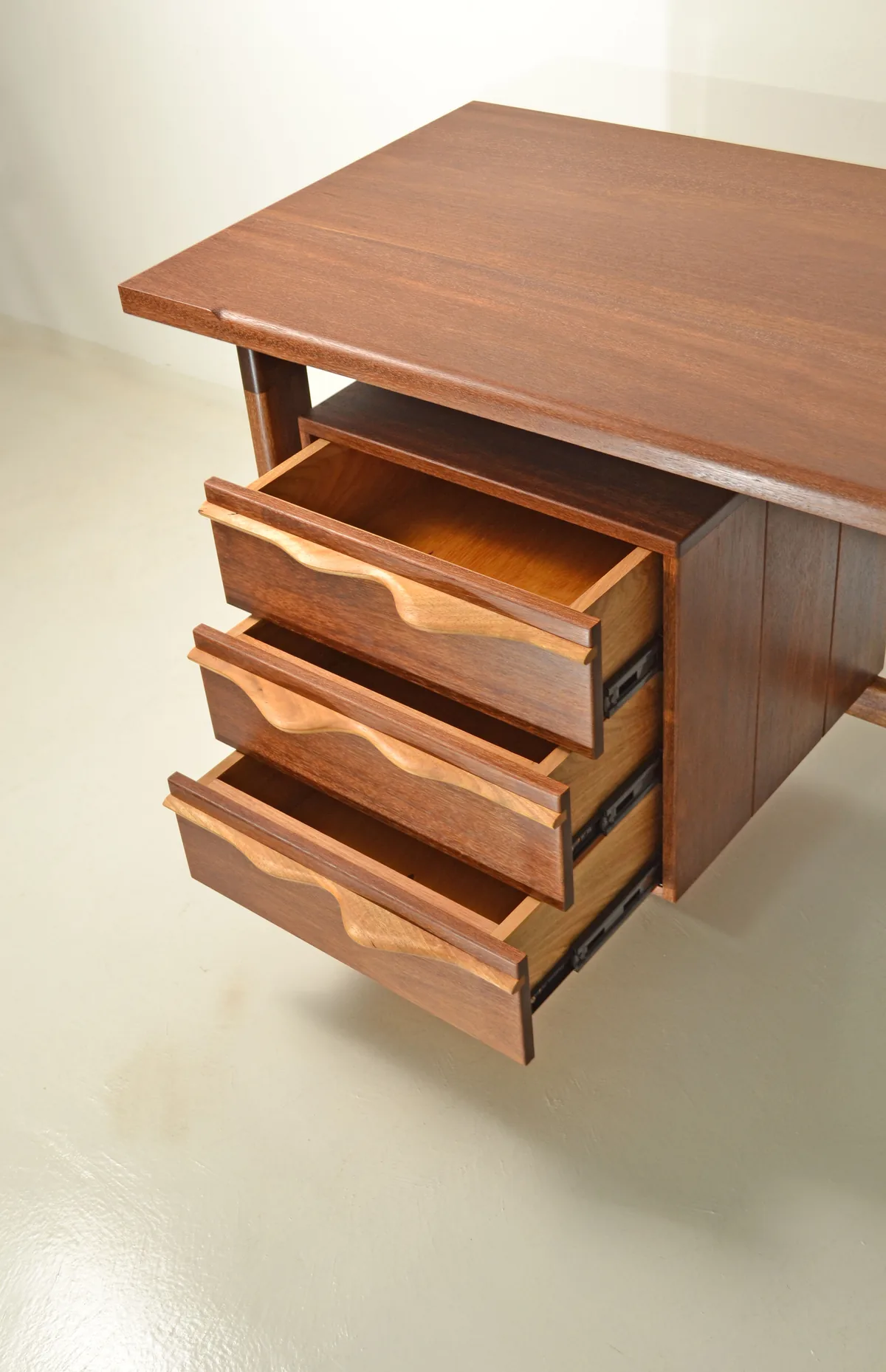R1 Desk with its three drawers open