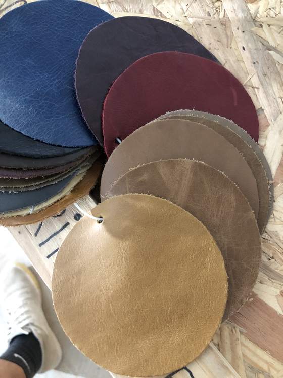 Amostras de couro em diferentes cores