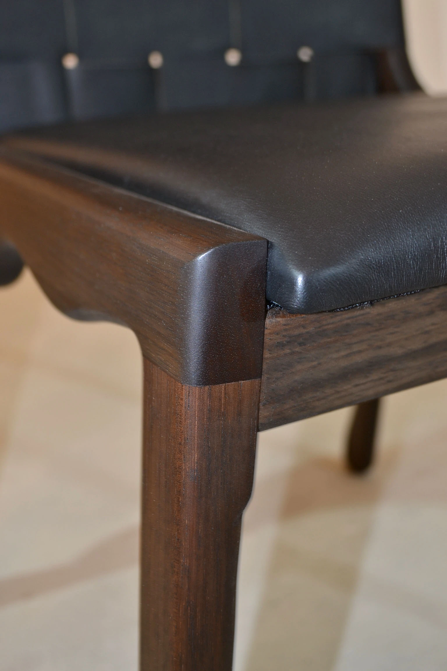 Seat joint on the curve of the leg, ebonized version