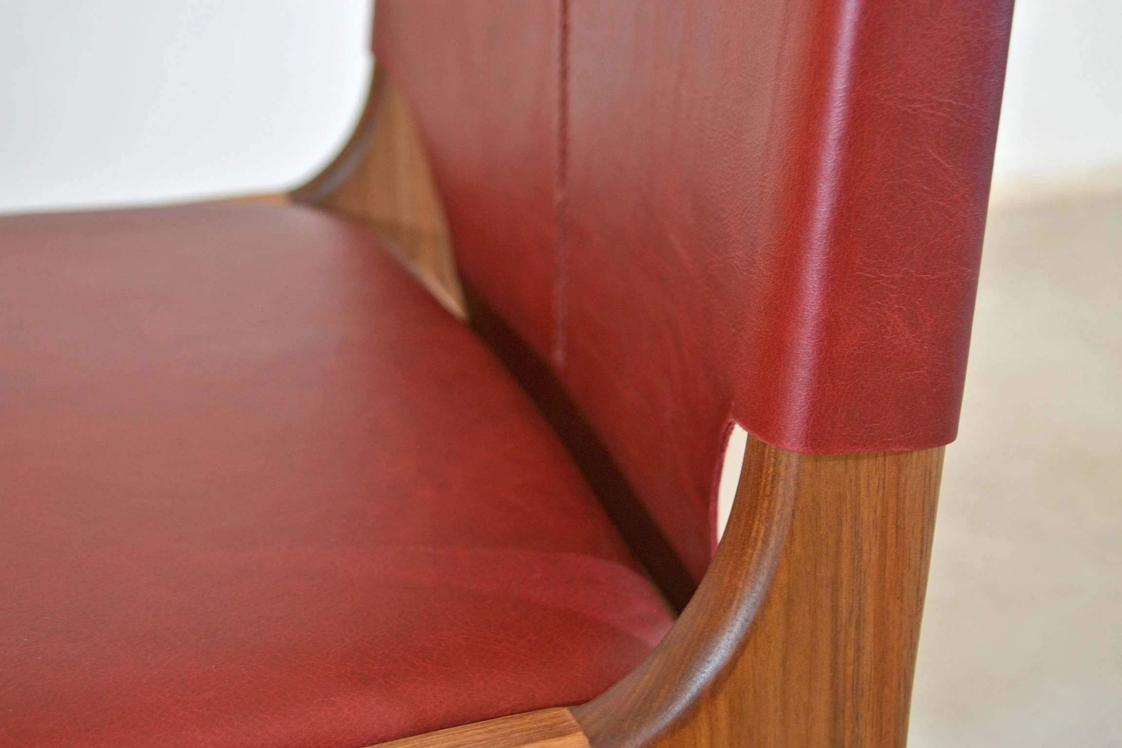Seat and backrest in smooth red leather