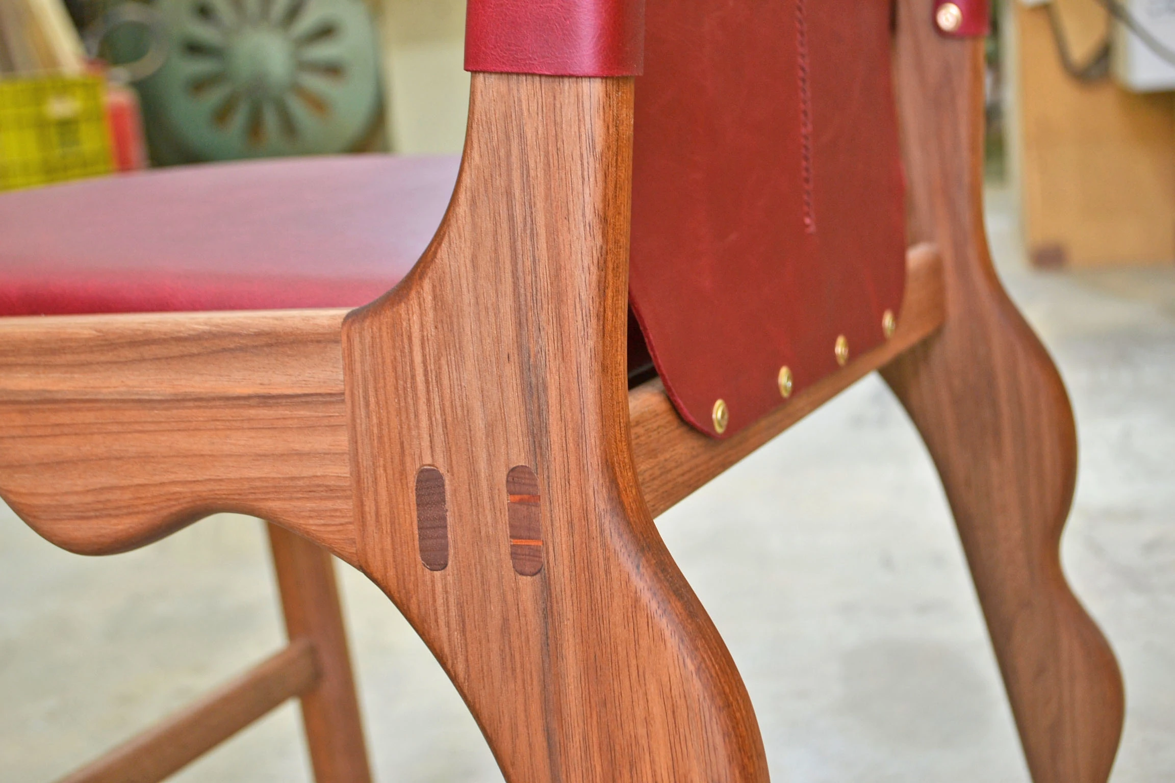 Joint pins on the curve of the leg, natural version