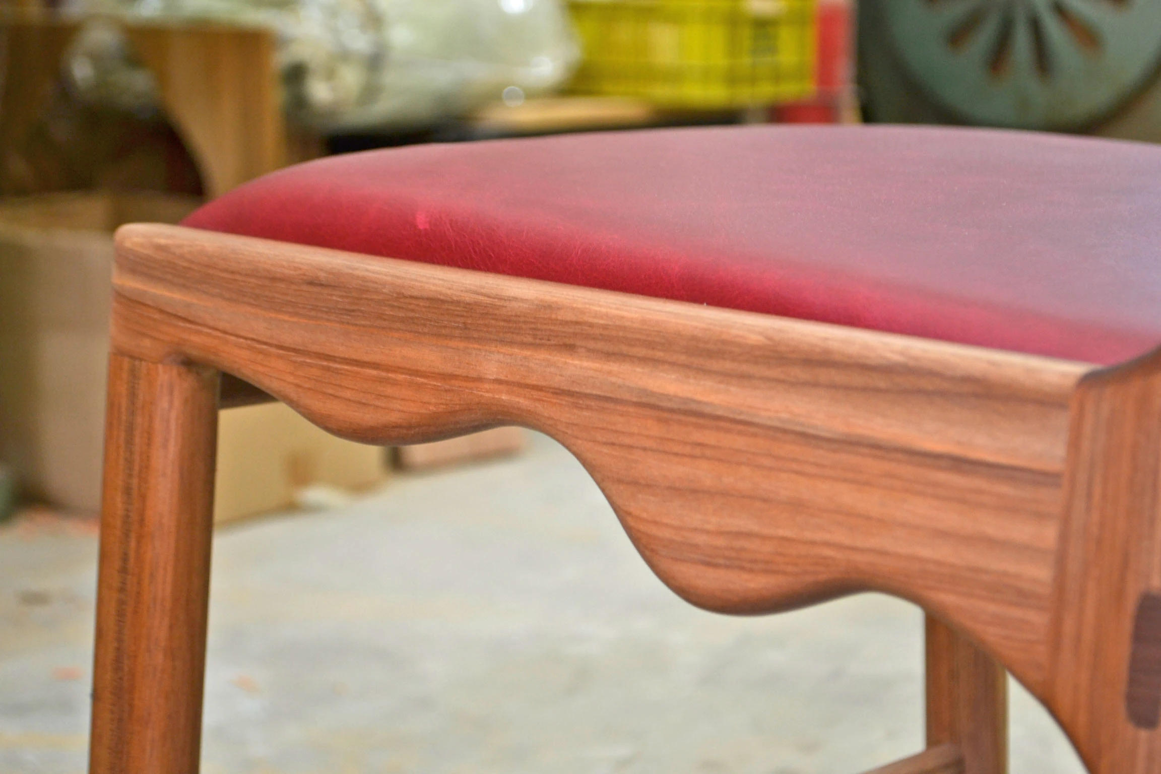 Shaped apron under the seat, natural version
