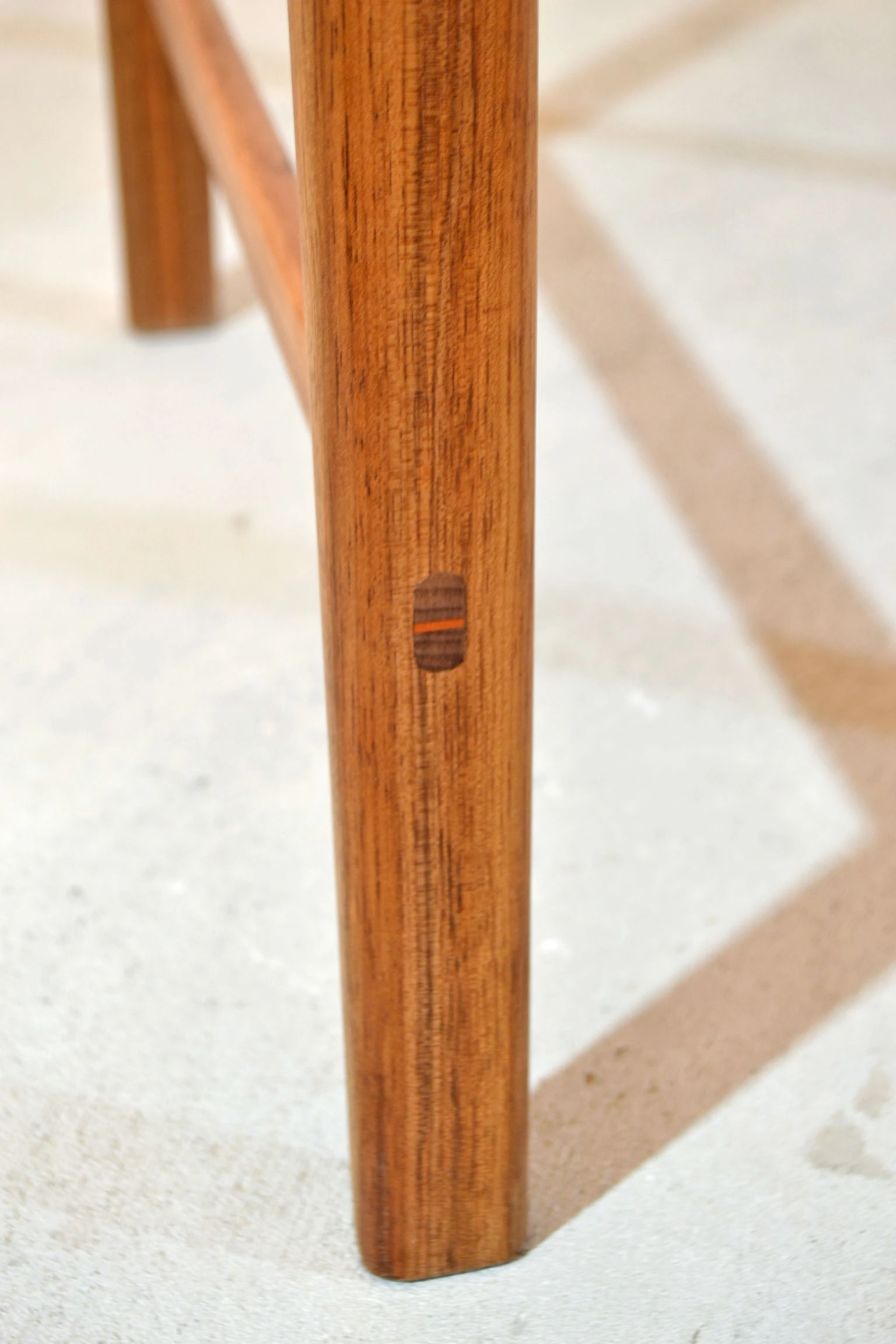 Leg with an exposed joint pin