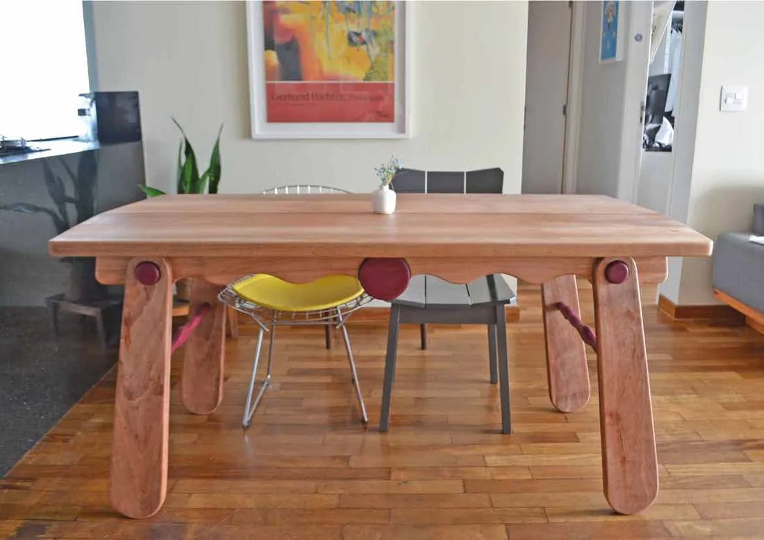 Mesa Pilon montada e em uso