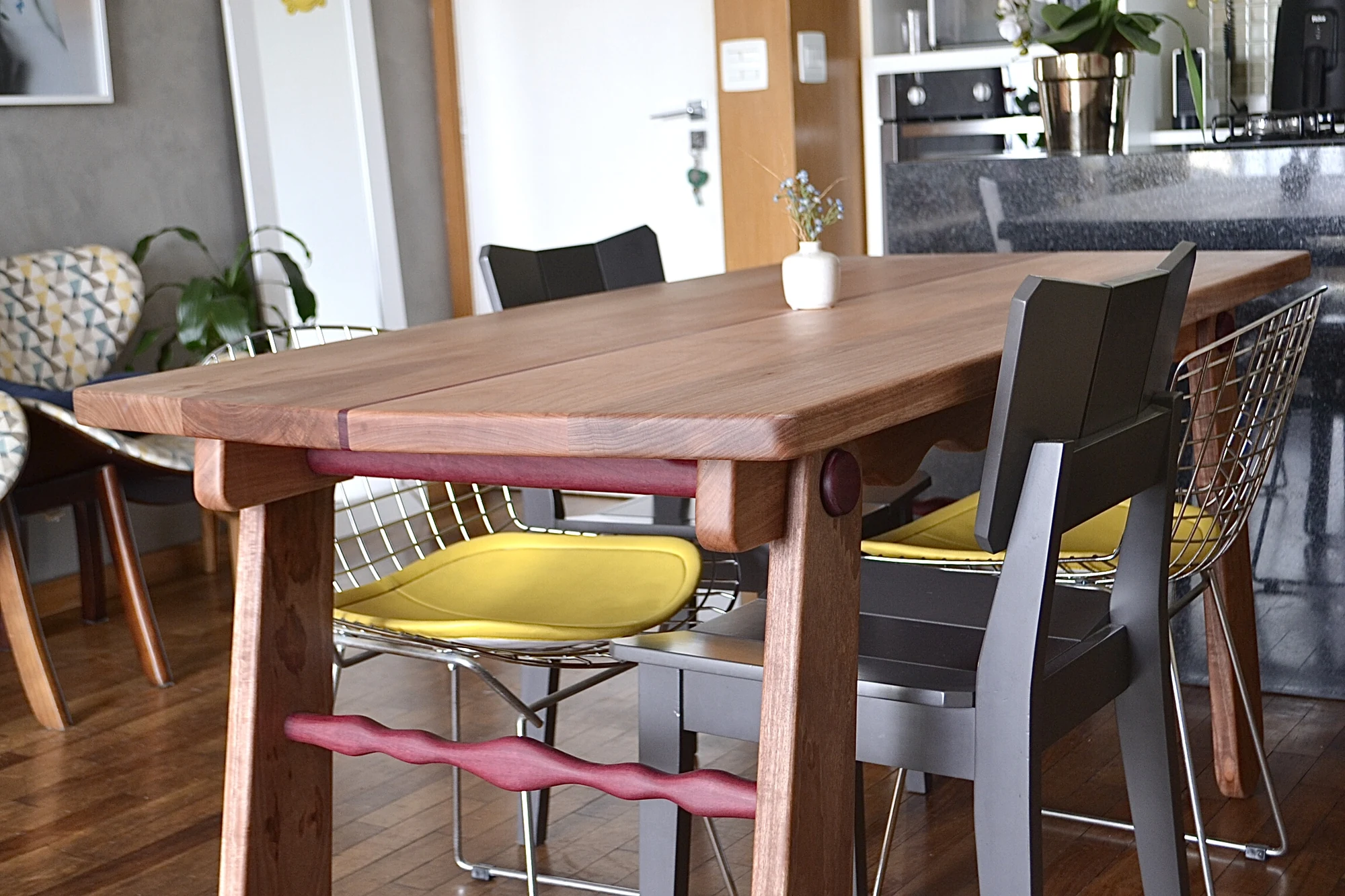 Pilon Table with the chairs, overall view