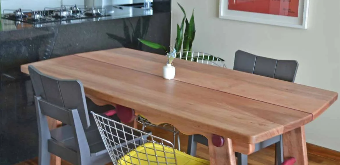 Mesa Pilon montada na sala de jantar da cliente