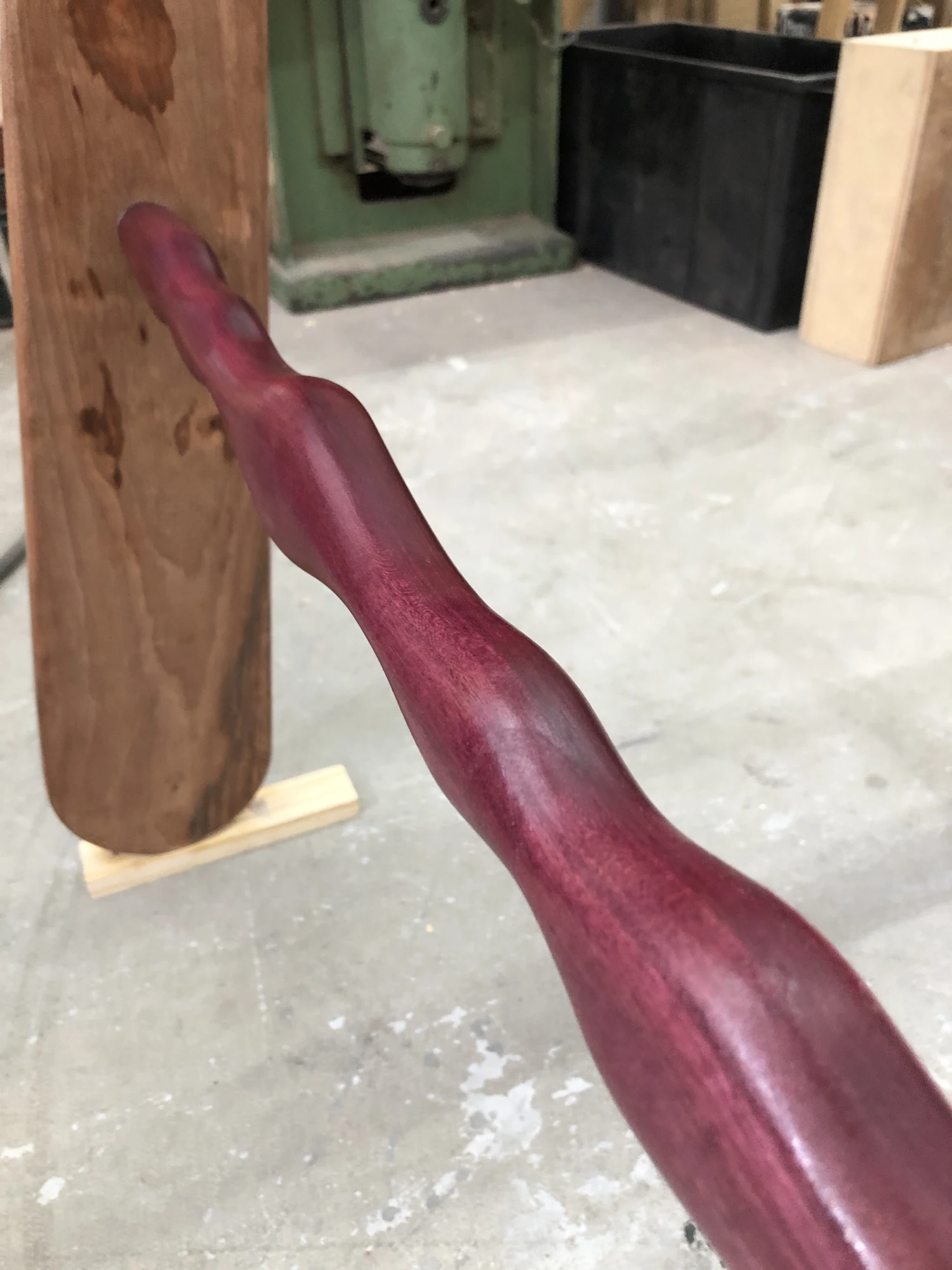 Wavy roxinho stretcher fitted into the leg