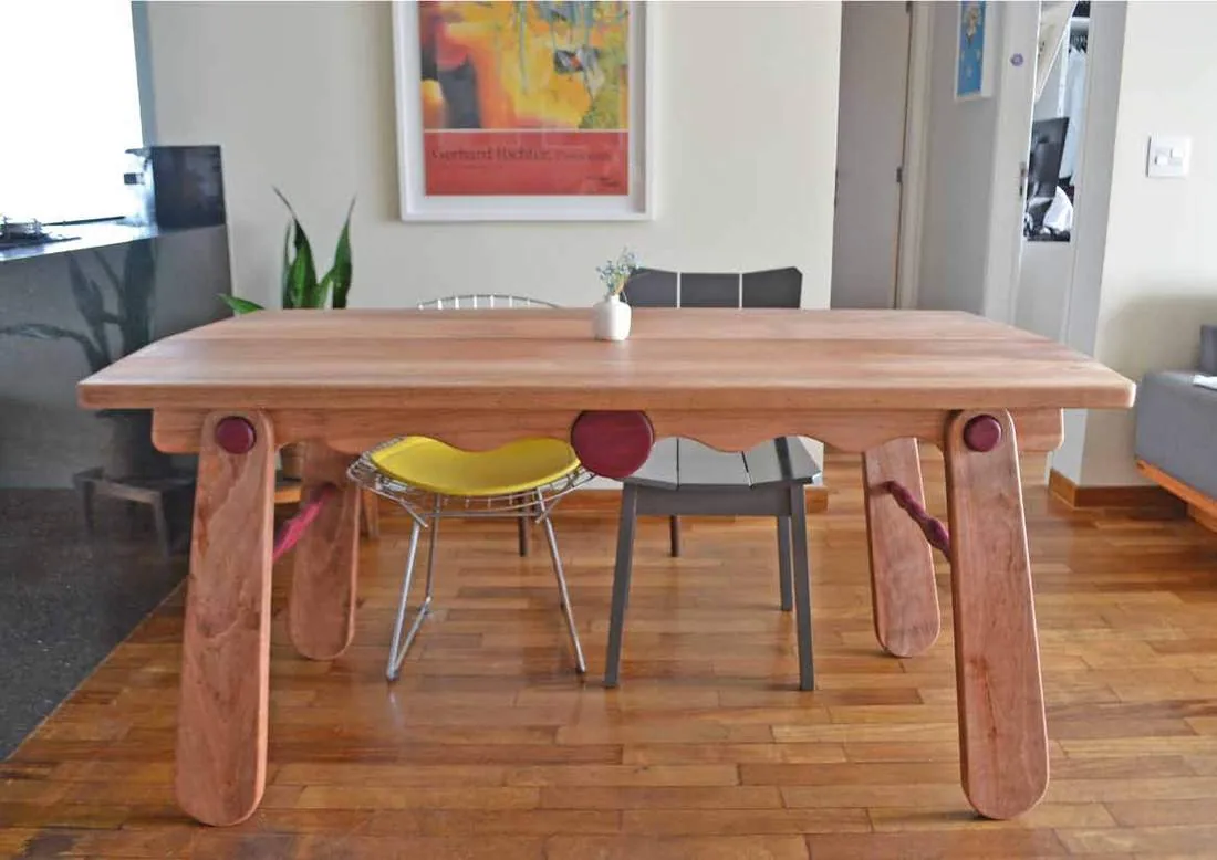 Mesa Pilon em jequitibá-rosa e roxinho